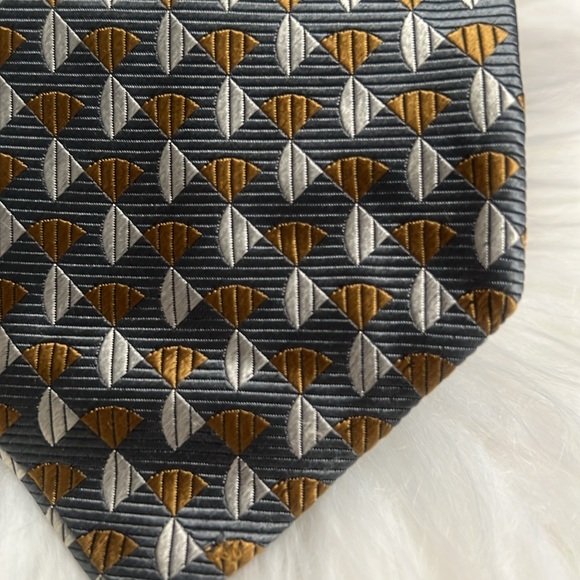 Claiborne 100% Silk Designer Tie Gray Geometric Business‎ Casual Retro Necktie - Picture 9 of 9